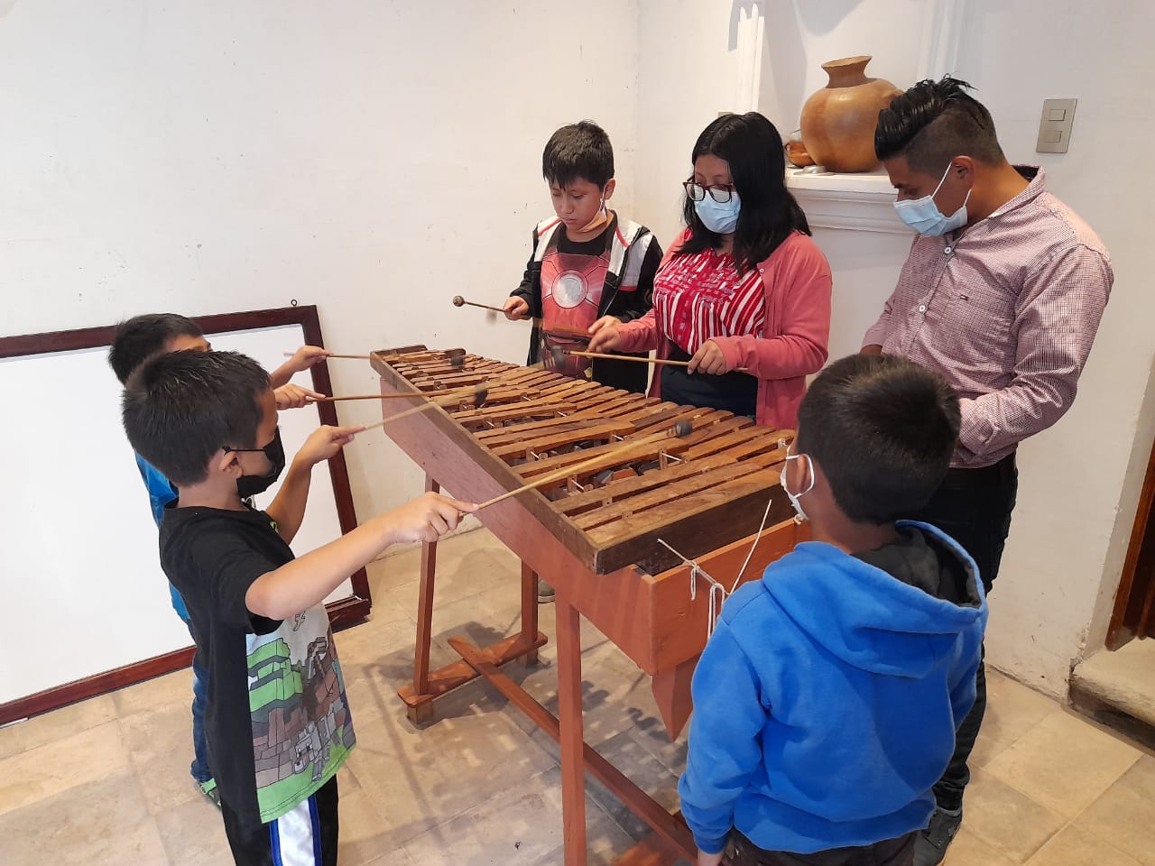 Taller de marimba en la Casa de Desarrollo Cultural de Santo Domingo Xenacoj, Sacatepéquez