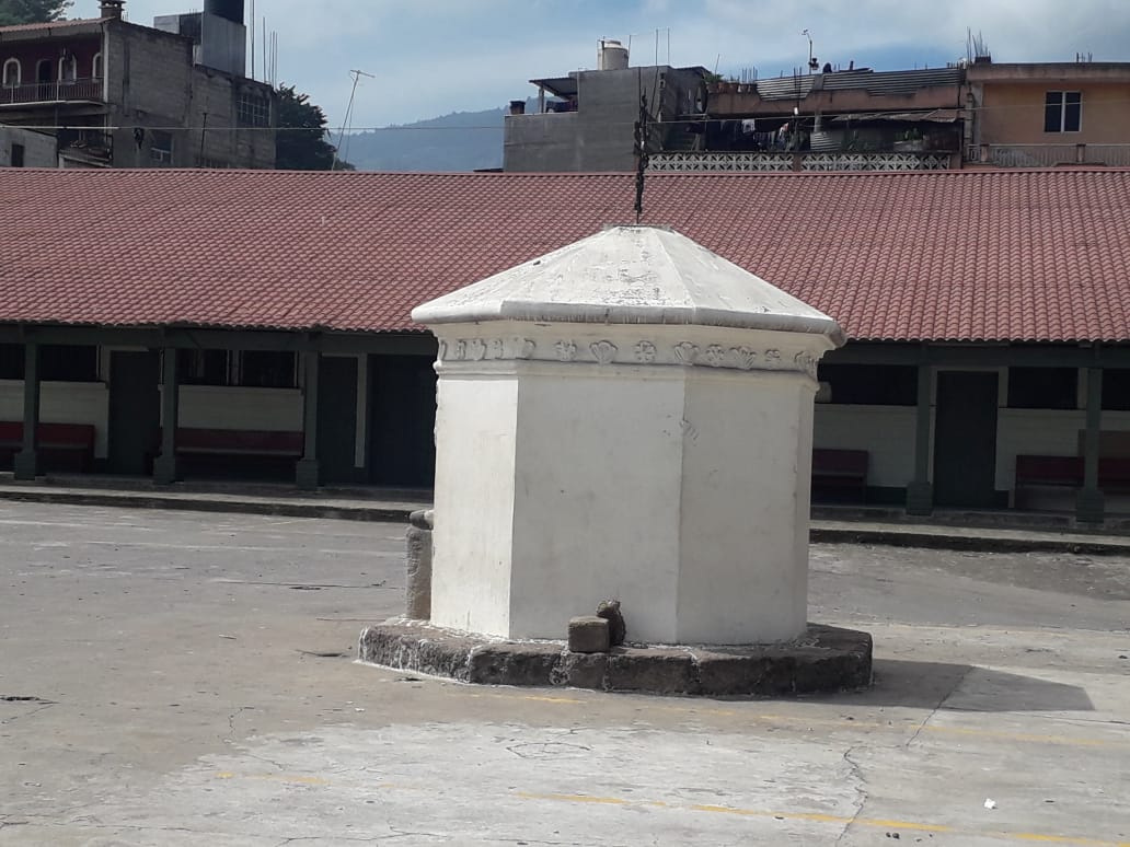 Monumento frente la iglesia católica inmaculada Concepción
