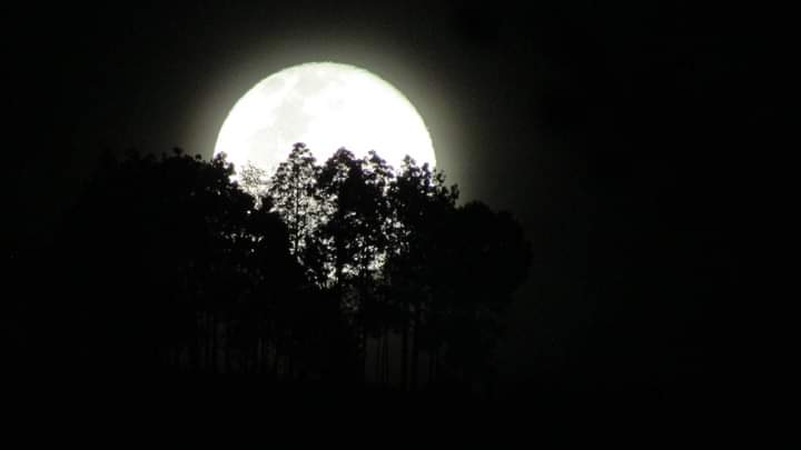 La luna saliendo detras del Cerro Sagrado Tunay Che´