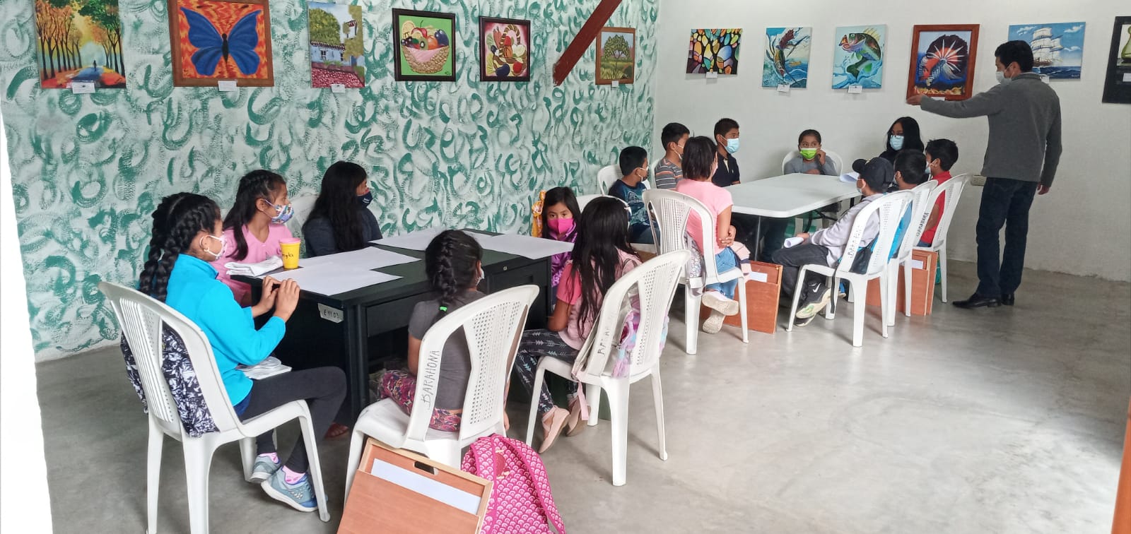 Segunda fase del taller de pintura dirigido a niños de la localidad