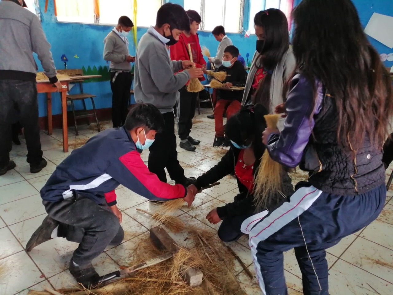 Taller de elaboración de escobas de paja