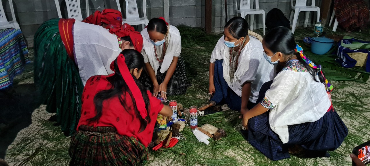 Velación de insumos para la ceremonia maya