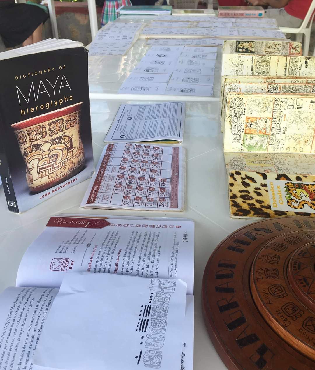 Feria de juegos arqueológicos y simbología jeroglífica maya