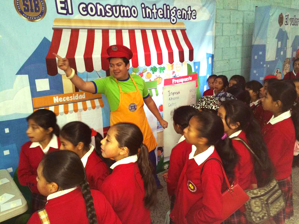 Directora en el Festival de Cultura Financiera del Banco de Guatemala participando con la SIB