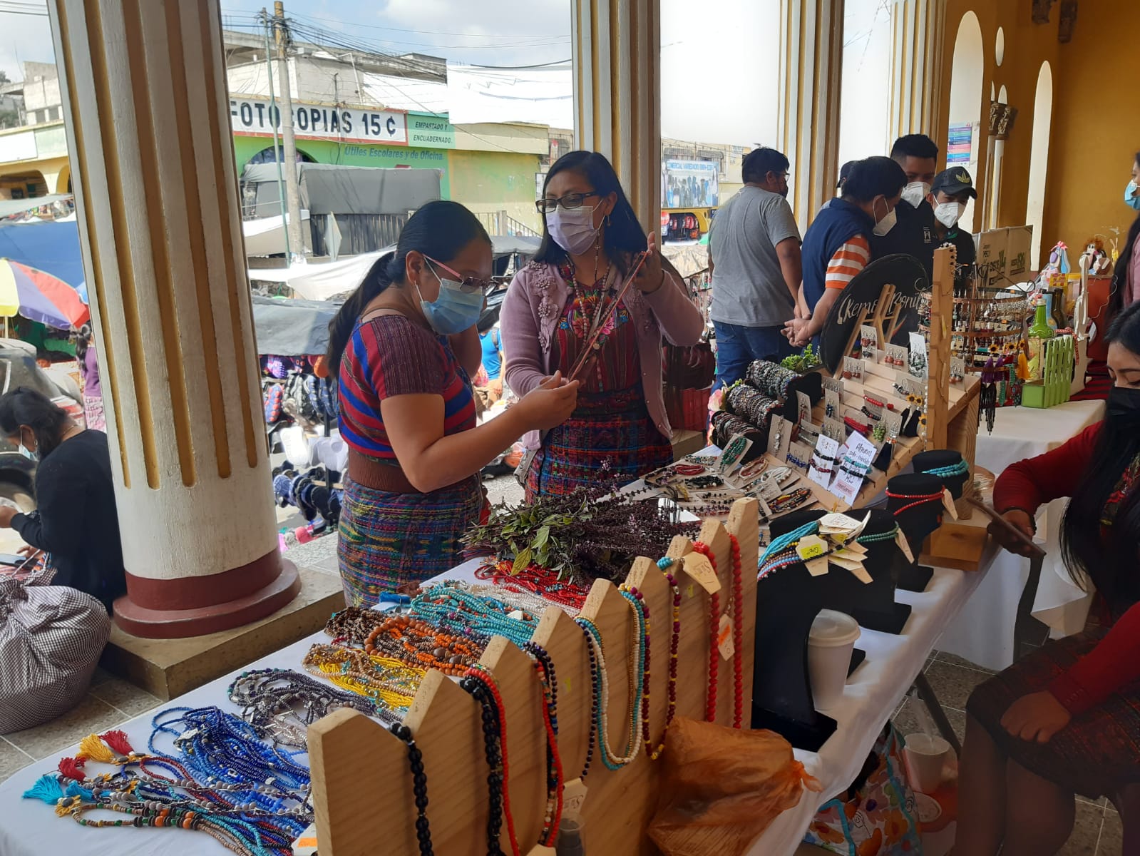 Expo venta de artesanías frente a la Municipalidad de Patzún, Chimaltenango