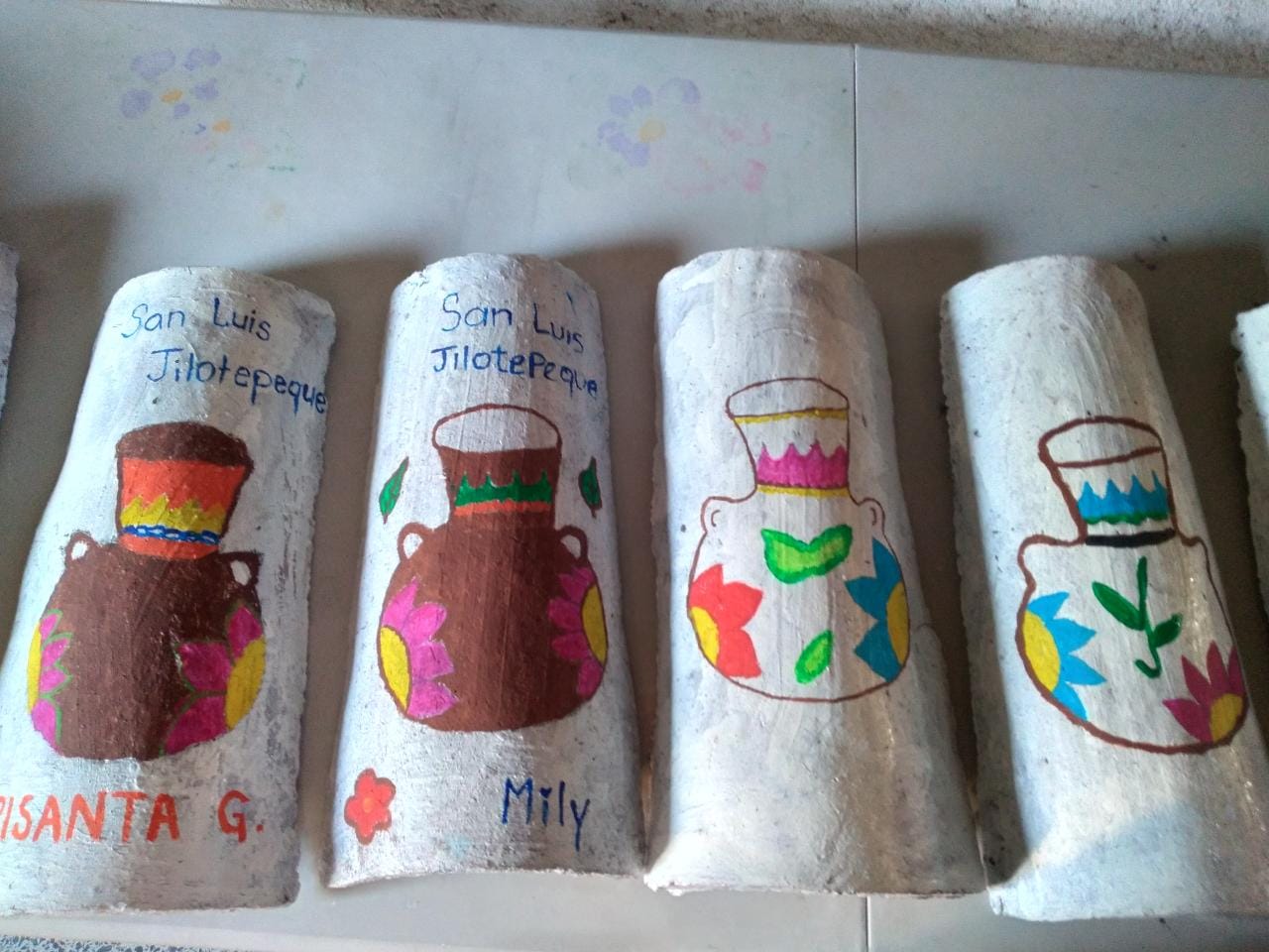 Taller de Decoración de Tejas con Pintura Acrílica