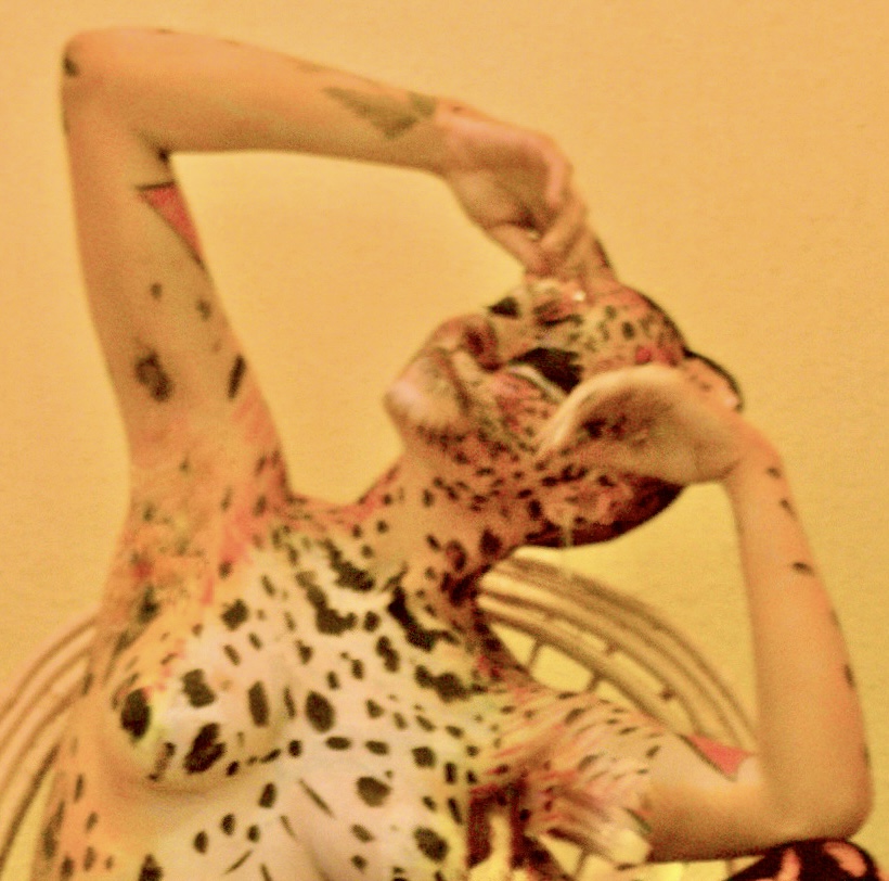 En la imagen me encuentro pintada de jaguar, la pintura corporal fue realizada por Susana Oliva para l presentación del proyecto Movamos la Sensualidad el cual estoy trabajando actualmente, este consiste en la presentación de un mix audiovisual el cual contiene música con letras de luchas diversas en el que invito al juego del movimiento y hacer parte de esta experiencia colectiva (happening).