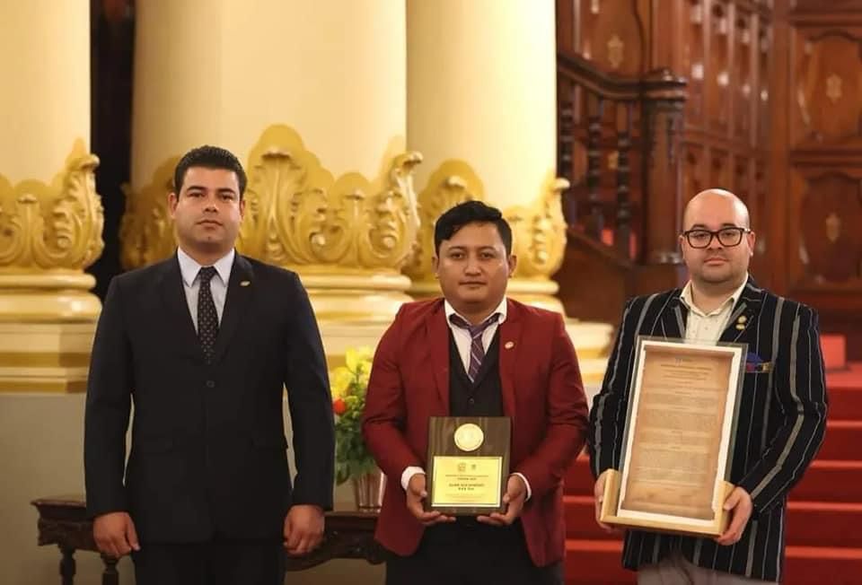 Entrega de plaqueta con autoridades