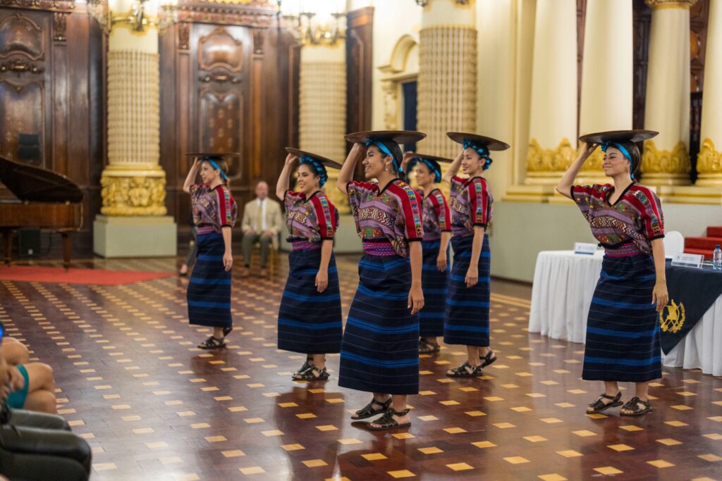 Reciben premio del Certamen Permanente Centroamericano “15 de Septiembre”