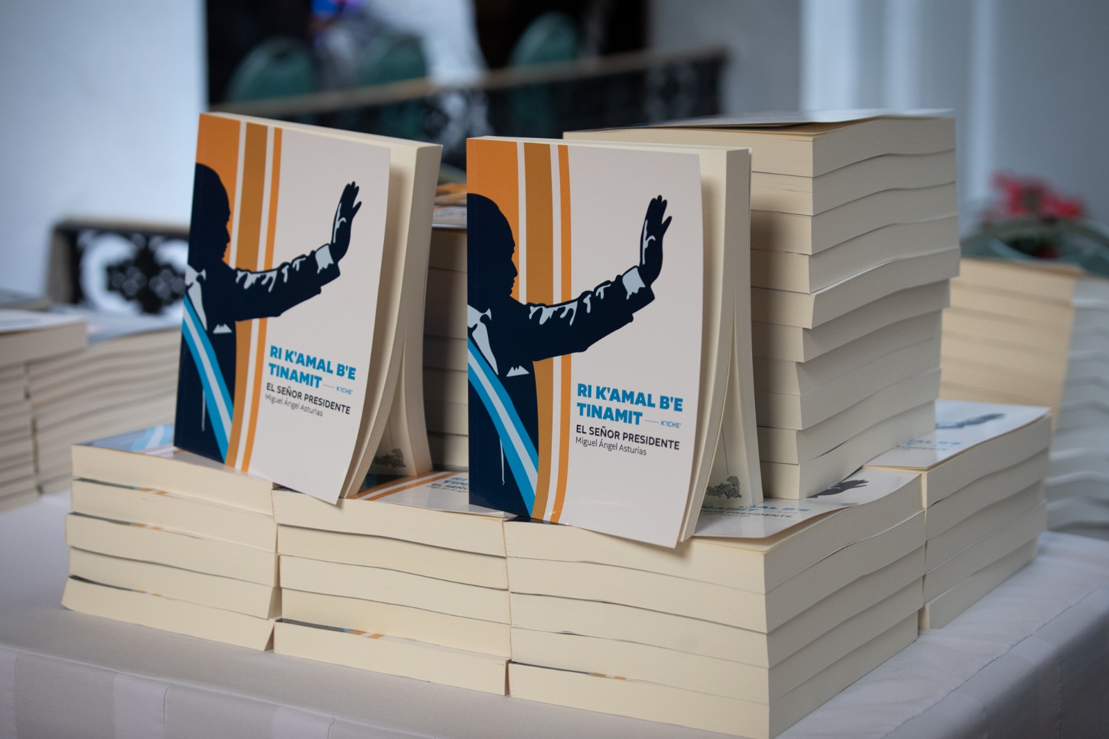 Presentan ediciones traducidas al idioma Maya K’iche’ de los libros El Señor Presidente y Leyendas de Guatemala, de Miguel Ángel Asturias