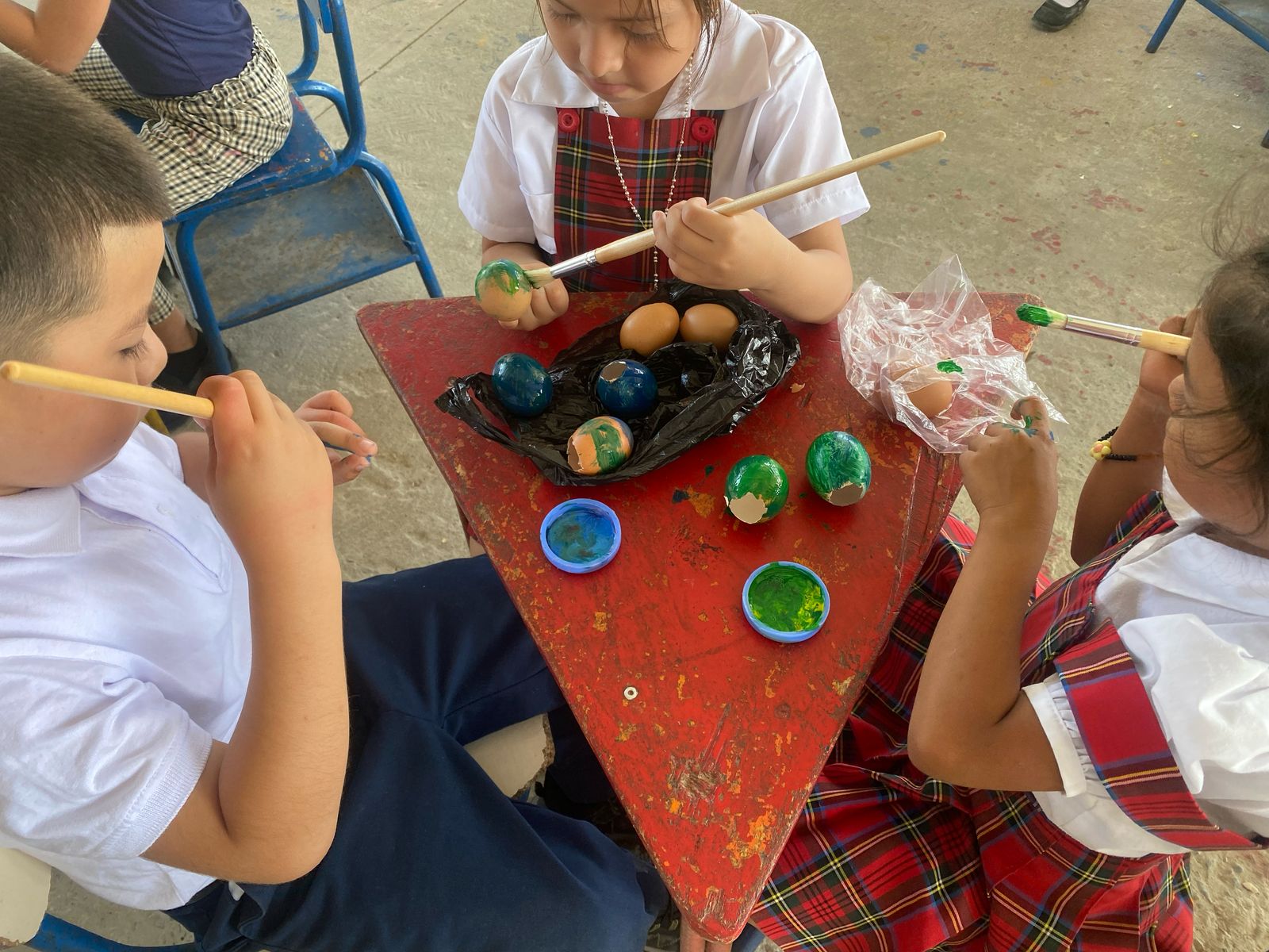 «El Arte de Crear Cascarones» en Poptún, Petén