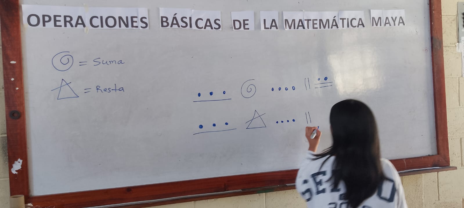 Aprenden sobre las operaciones matemáticas mayas en conferencia