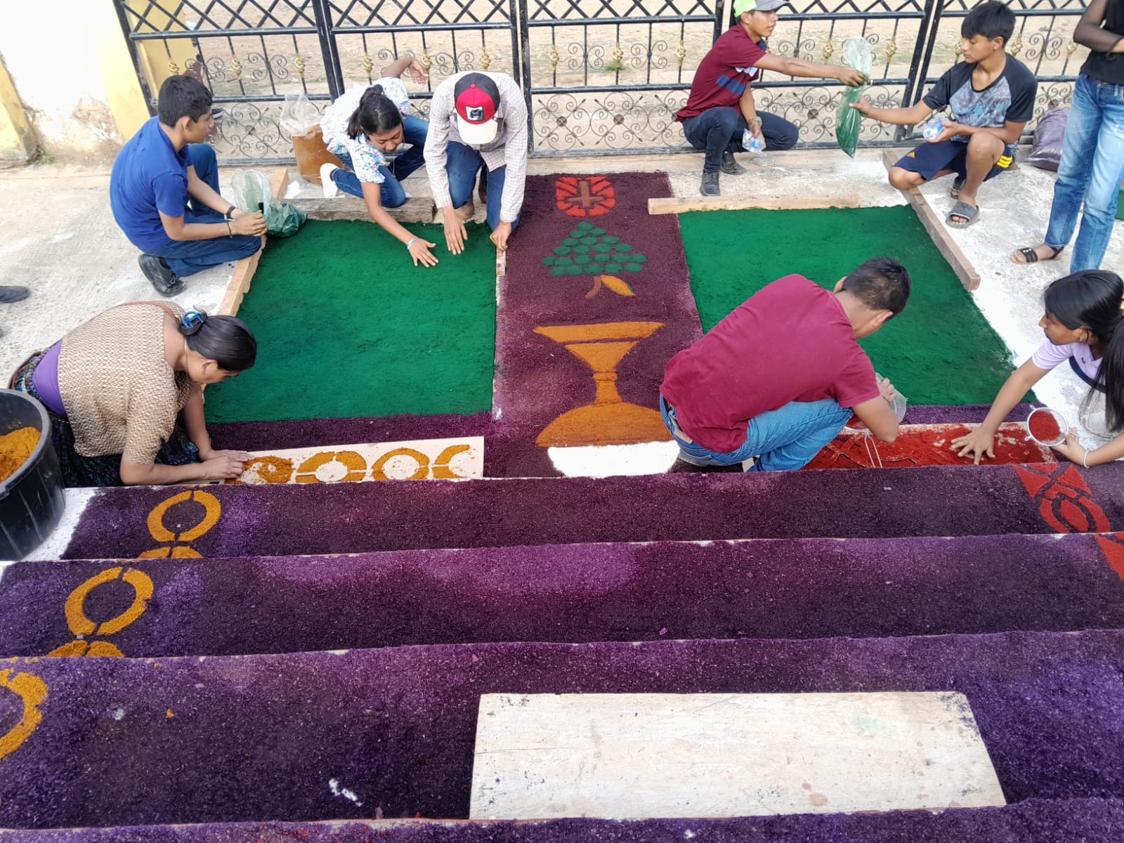 Semana Santa con la elaboración y exposición de alfombras tradicionales