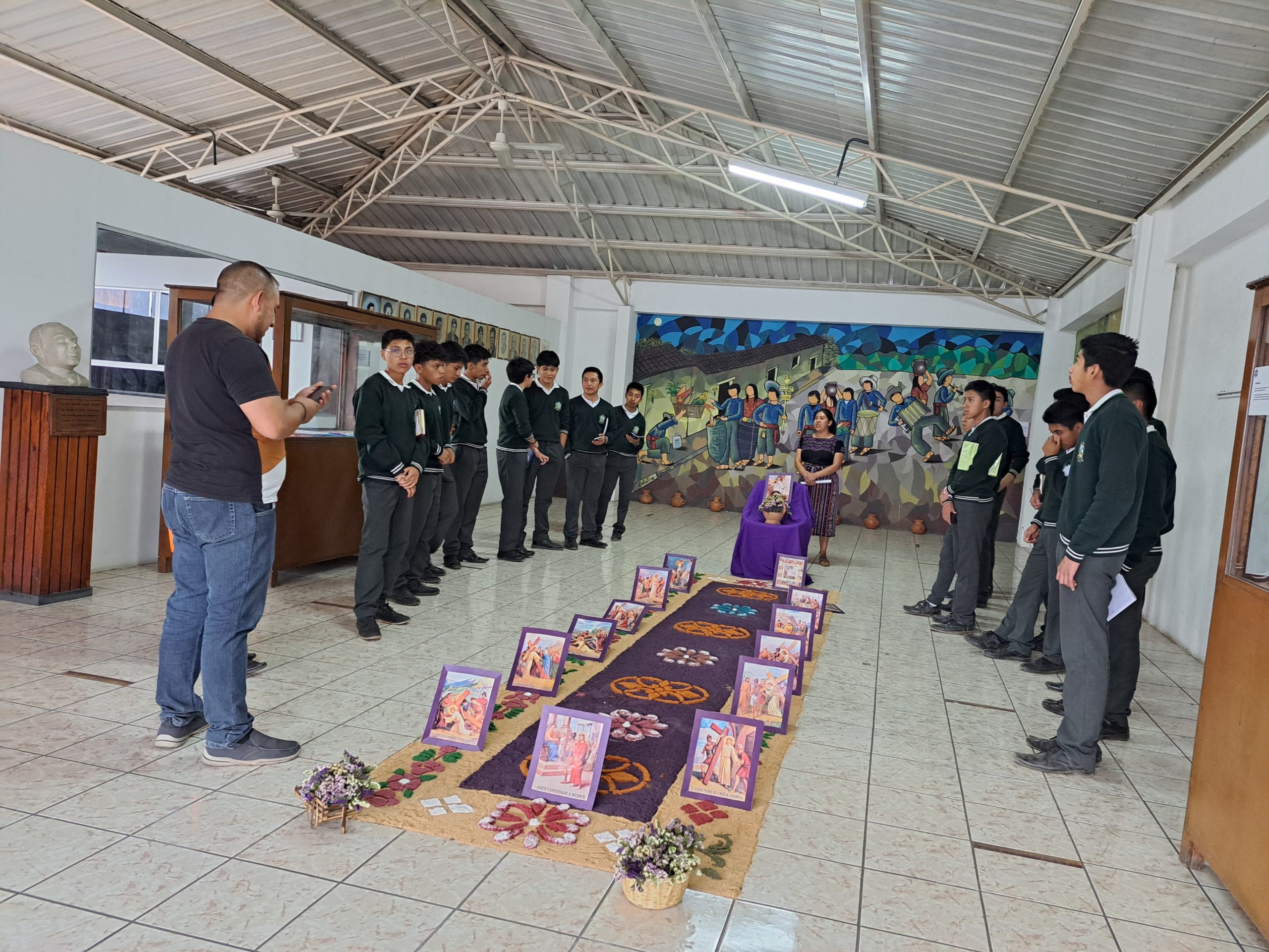 Santiago Sacatepéquez fortalecen tradiciones en taller de elaboración de alfombras