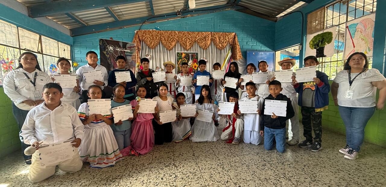 Estudiantes de Santa María Ixhuatán