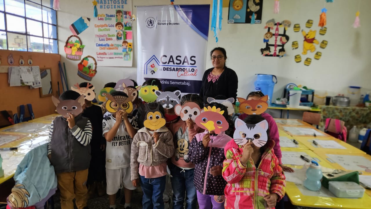 Niños de San Andrés Semetabaj preservan la tradición de las máscaras inspiradas en la fauna local